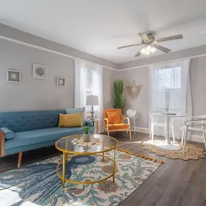  Holiday home Serene Beachy With Large Screened Porch!