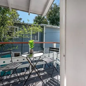  Holiday home Jungle Themed Apt. Close To Coffee, Food + Shops!